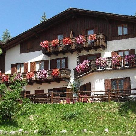 Albergo Scoiattolo Tret Exteriör bild